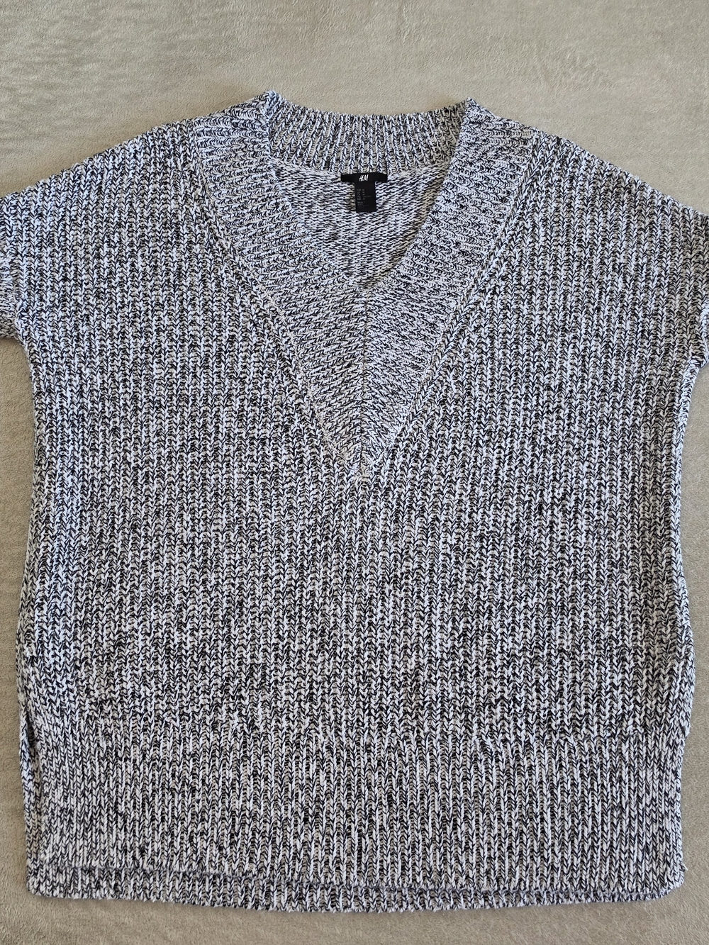 H&M Women's Marled Black and White V-Neck Sweater
